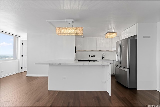 98-288 Kaonohi St Unit 4401, Aiea, HI 96701 - kitchen with stainless steel fridge with ice dispenser, light countertops, dark wood-style flooring, white cabinets, and tasteful backsplash