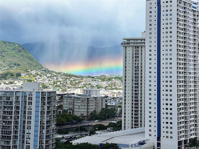 view of city featuring a mountainous background