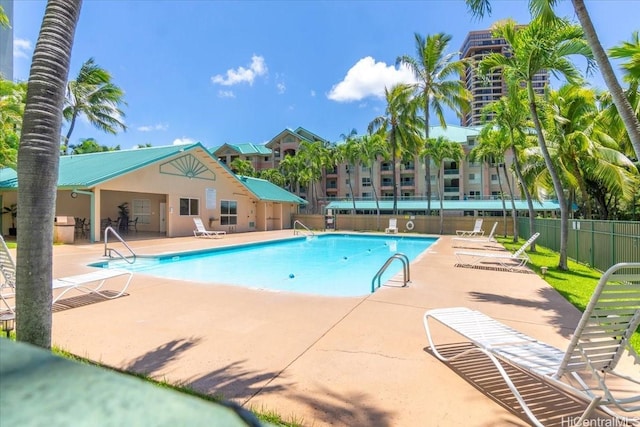 3009 Ala Makahala Pl Unit 102, Honolulu, HI 96818 - community pool featuring fence and a patio area
