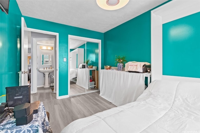 3003 Ala Napuaa Pl Unit 401, Honolulu, HI 96818 - bedroom featuring wood finished floors, a closet, and baseboards