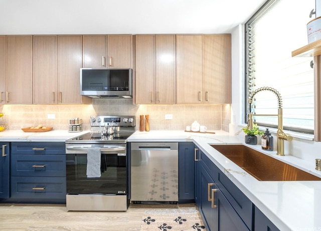 501 Hahaione St Unit 111D, Honolulu, HI 96825 - kitchen featuring stainless steel appliances, a sink, decorative backsplash, and blue cabinets