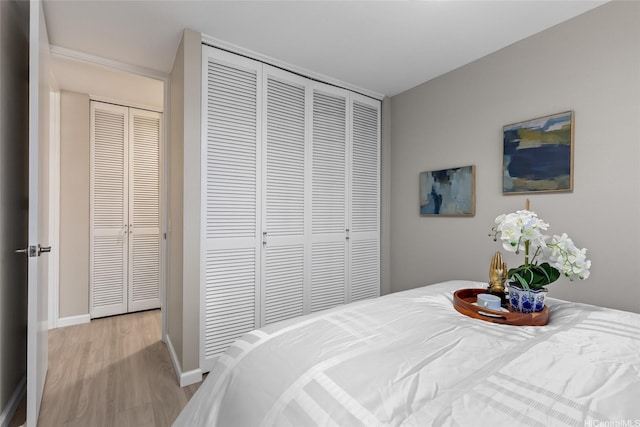 750 Kaheka St Unit 901, Honolulu, HI 96814 - bedroom with light wood-style floors, baseboards, and a closet