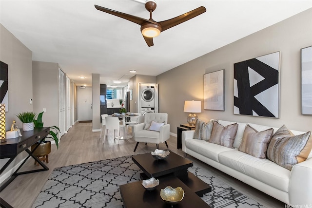750 Kaheka St Unit 901, Honolulu, HI 96814 - living area featuring stacked washer and clothes dryer, a ceiling fan, light wood-type flooring, and baseboards