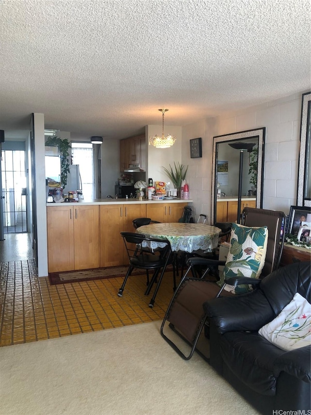 647 Kunawai Ln Unit A507, Honolulu, HI 96817 - carpeted living area featuring an inviting chandelier, a textured ceiling, and concrete block wall
