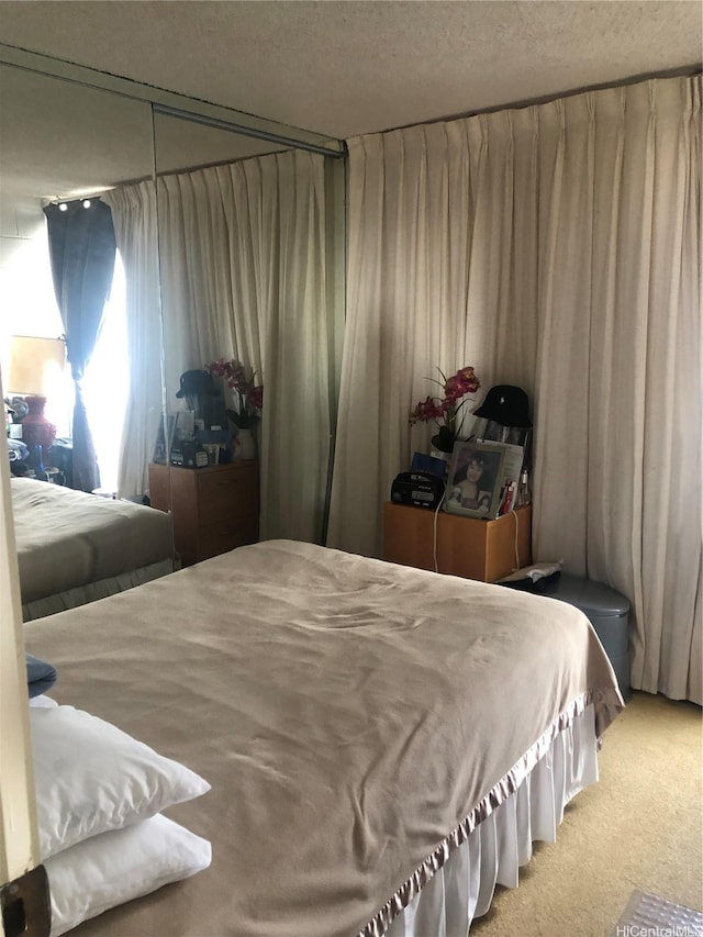 647 Kunawai Ln Unit A507, Honolulu, HI 96817 - bedroom featuring a textured ceiling and carpet