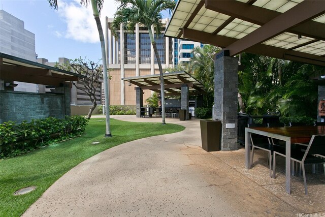 1200 Queen Emma St Unit 1104, Honolulu, HI 96813 - view of home's community featuring a patio area, a pergola, and a lawn