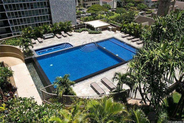 1200 Queen Emma St Unit 1104, Honolulu, HI 96813 - community pool with a community hot tub and a patio