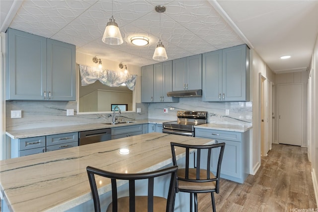 1328 Hele St, Kailua, HI 96734 - kitchen with stainless steel appliances, a sink, under cabinet range hood, light wood-type flooring, and tasteful backsplash