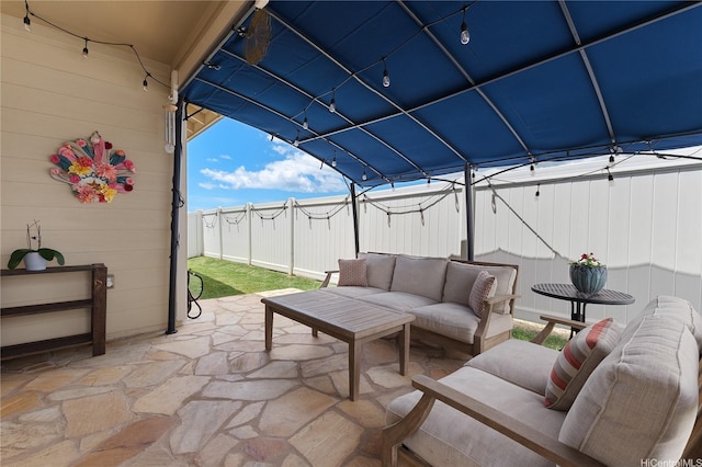 91-1139 Iliahialoe Loop, Ewa Beach, HI 96706 - fenced backyard with outdoor lounge area and a patio area