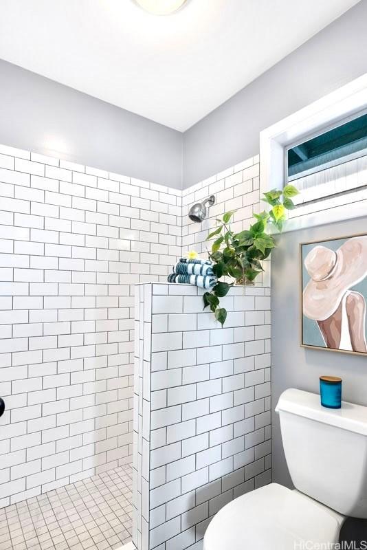 49 Pilipu Pl, Kailua, HI 96734 - full bathroom with a tile shower and toilet