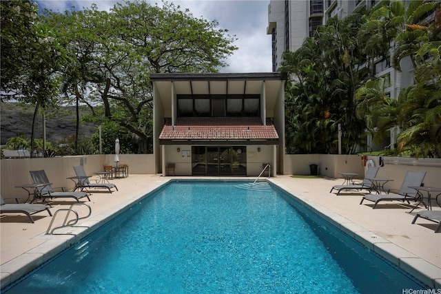 6710 Hawaii Kai Dr Unit 508, Honolulu, HI 96825 - community pool with a patio area and fence