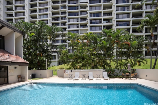 6710 Hawaii Kai Dr Unit 508, Honolulu, HI 96825 - community pool with a patio and fence