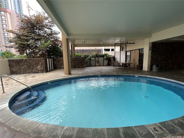 1561 Kanunu St Unit 1206, Honolulu, HI 96814 - community pool with a patio area