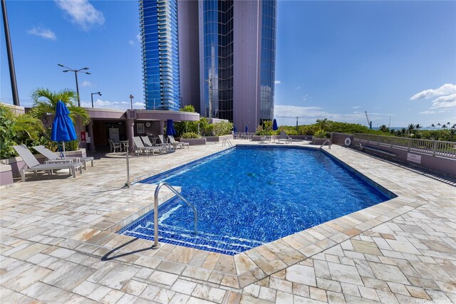 415 S St Unit 2902, Honolulu, HI 96813 - community pool with a patio