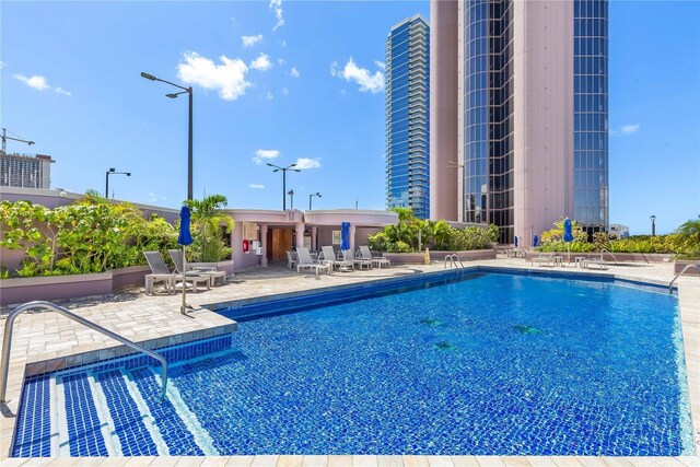 425 S St Unit 403, Honolulu, HI 96813 - community pool with a patio area