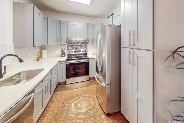 95-270 Waikalani Dr Unit L104, Mililani, HI 96789 - kitchen featuring stainless steel appliances, a sink, under cabinet range hood, light countertops, and backsplash