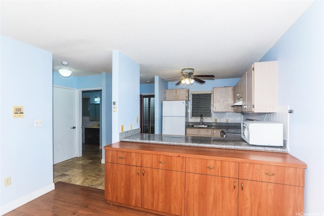 95-1050 Makaikai St Unit 23D, Mililani, HI 96789 - kitchen featuring white appliances, a sink, dark wood-style floors, a ceiling fan, and baseboards