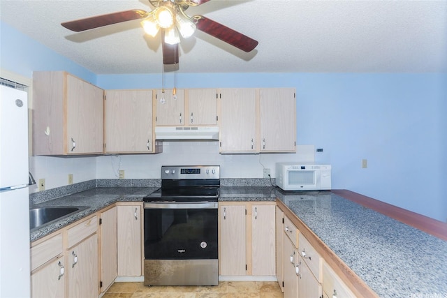 95-1050 Makaikai St Unit 23D, Mililani, HI 96789 - kitchen with white appliances, under cabinet range hood, a ceiling fan, a sink, and dark countertops