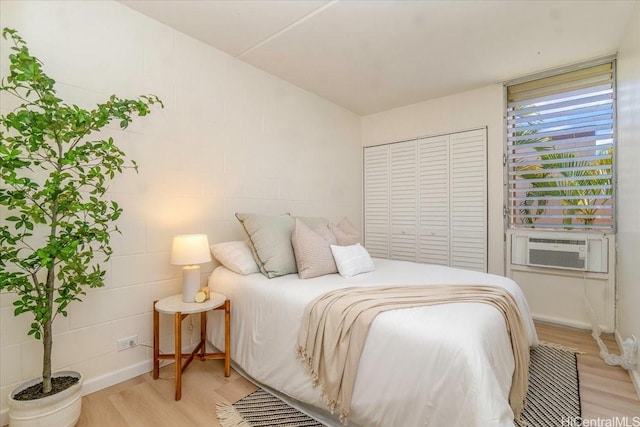 94-327 Hokuahiahi St Unit 325, Mililani, HI 96789 - bedroom with light wood-style floors, cooling unit, and baseboards