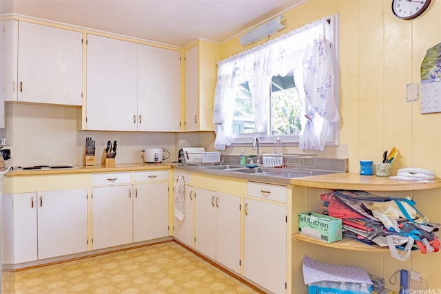 1164 Manulani St, Kailua, HI 96734 - kitchen with light flooring and light countertops