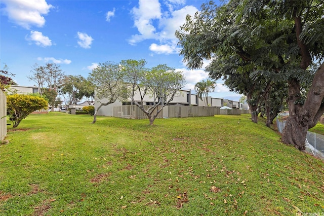 95-314 Kaloapau St Unit 122, Mililani, HI 96789 - view of yard featuring fence and a residential view