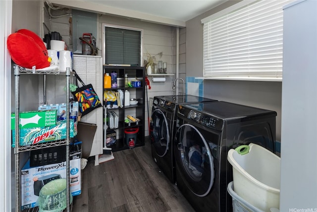 2283 Anapanapa St, Pearl City, HI 96782 - laundry room with washer and clothes dryer and dark wood finished floors