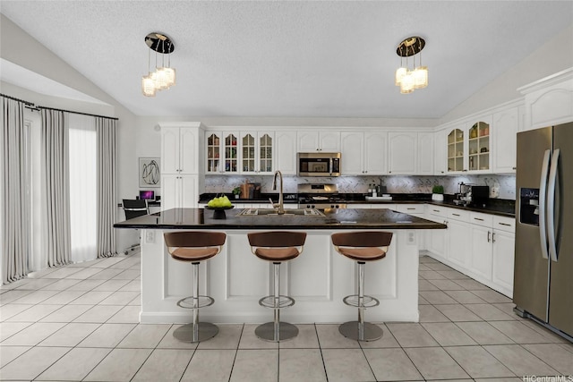 91-127 Puaina Pl, Ewa Beach, HI 96706 - kitchen featuring appliances with stainless steel finishes, vaulted ceiling, a sink, decorative backsplash, and a chandelier