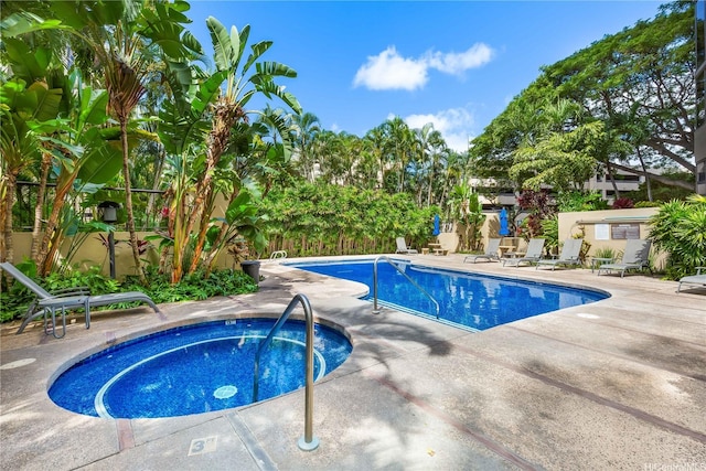 60 N Beretania St Unit 3308, Honolulu, HI 96817 - community pool with a patio and a hot tub