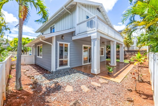 92-325 Palaulau Pl Unit 62, Kapolei, HI 96707 - back of property with a balcony, a fenced backyard, board and batten siding, and a patio