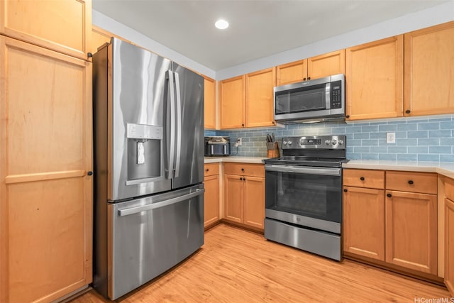 92-325 Palaulau Pl Unit 62, Kapolei, HI 96707 - kitchen featuring stainless steel appliances, light countertops, backsplash, and light wood-style floors