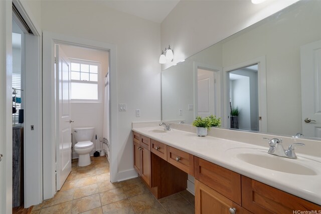91-1067 Hoomahana St, Ewa Beach, HI 96706 - bathroom featuring toilet, double vanity, baseboards, and curtained shower