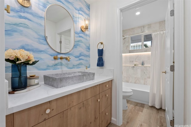 92-370 Malahuna Pl, Kapolei, HI 96707 - full bath featuring toilet, vanity, wood finished floors, and shower / bath combo