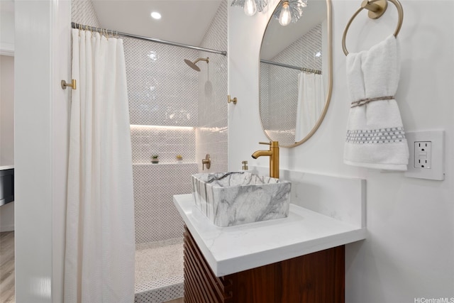 92-370 Malahuna Pl, Kapolei, HI 96707 - bathroom featuring a tile shower, vanity, and recessed lighting