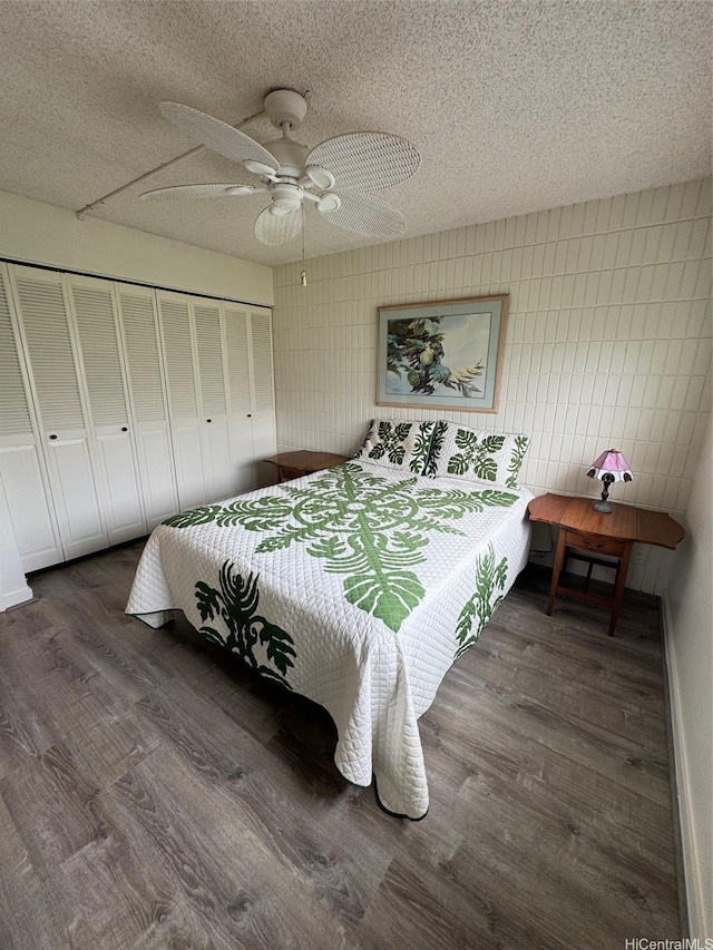95-146 Kuahelani Ave Unit 131, Mililani, HI 96789 - bedroom featuring wood finished floors, a textured ceiling, ceiling fan, and a closet