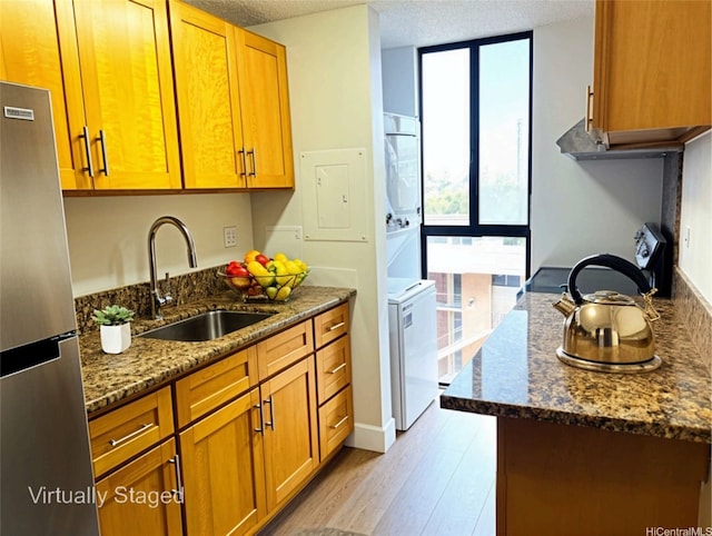 1415 Liholiho St Unit 601, Honolulu, HI 96822 - kitchen with freestanding refrigerator, a sink, healthy amount of natural light, stacked washer / drying machine, and expansive windows
