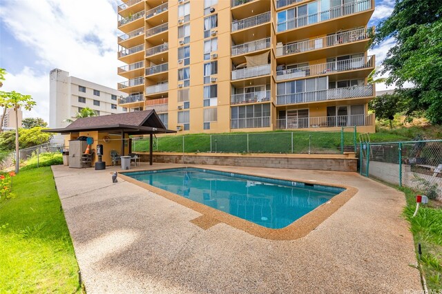 3020 Ala Napuaa Pl Unit 103, Honolulu, HI 96818 - community pool with a patio area
