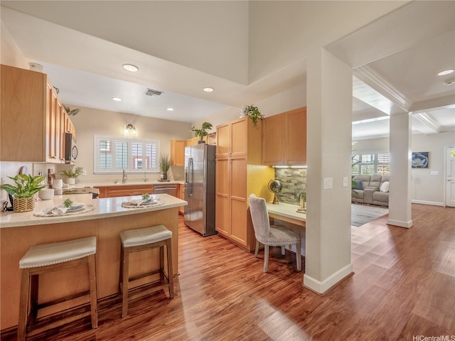95-1073 Loea St, Honolulu, HI 96789 - kitchen with stainless steel appliances, a sink, a peninsula, light countertops, and light wood finished floors