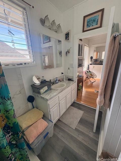 1704 Kamamalu Ave, Honolulu, HI 96813 - full bath featuring vanity, wood finished floors, ornamental molding, and a shower with shower curtain