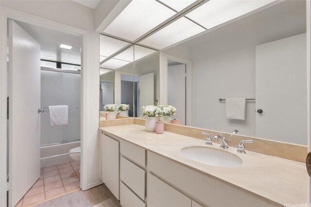 1630 Kalaniiki St Unit 31, Honolulu, HI 96821 - bathroom featuring toilet, vanity, shower / bath combination with glass door, and tile patterned flooring