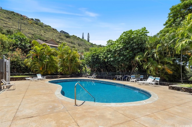 1630 Kalaniiki St Unit 31, Honolulu, HI 96821 - community pool with a patio area and a mountain view
