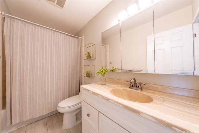 92-1210 Makakilo Dr Unit 5, Kapolei, HI 96707 - bathroom featuring vanity, toilet, and curtained shower