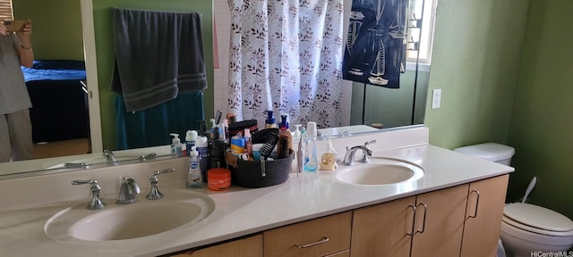 92-1366PUNAWAINUIST Punawainui St, Kapolei, HI 96707 - bathroom with double vanity and a shower with curtain