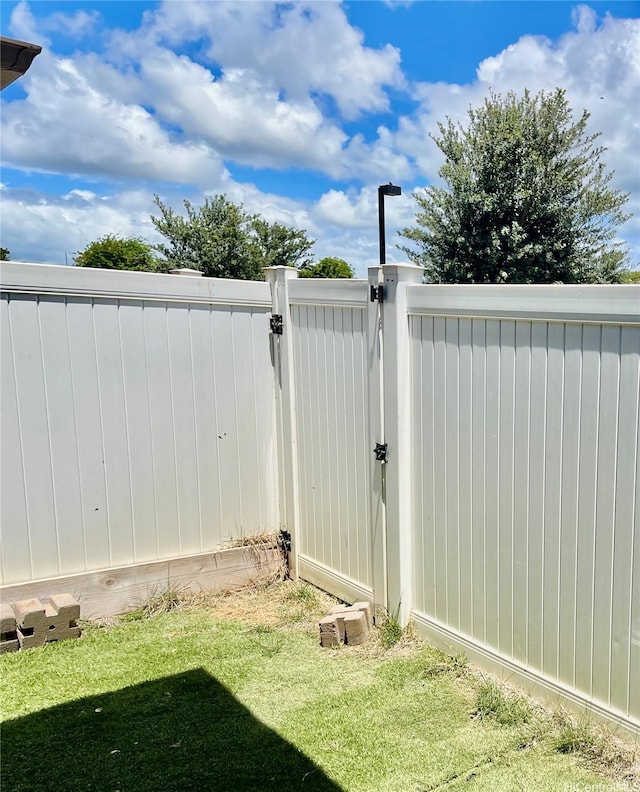 91-1227 Kamaaha Ave Unit 302, Kapolei, HI 96707 - view of yard featuring a gate