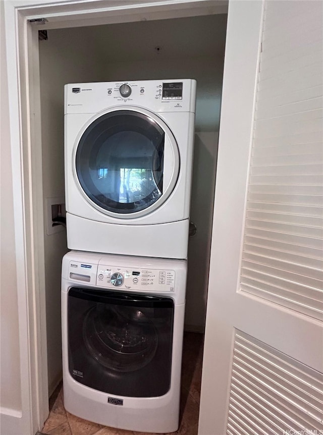 91-1227 Kamaaha Ave Unit 302, Kapolei, HI 96707 - laundry room with estacked washer and dryer