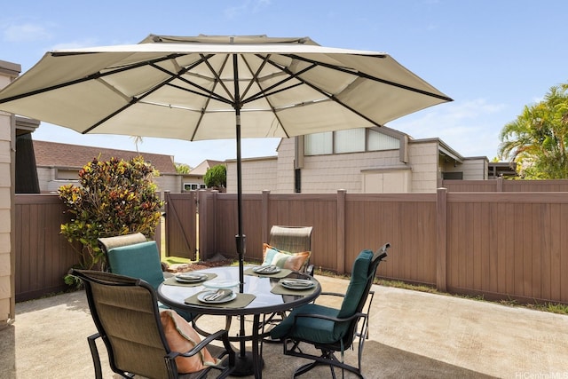 94-423 Keaoopua St Unit 155, Mililani, HI 96789 - fenced backyard featuring a patio area and outdoor dining space