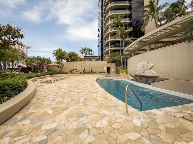1015 Wilder Ave Unit 1003, Honolulu, HI 96822 - community pool with a patio area