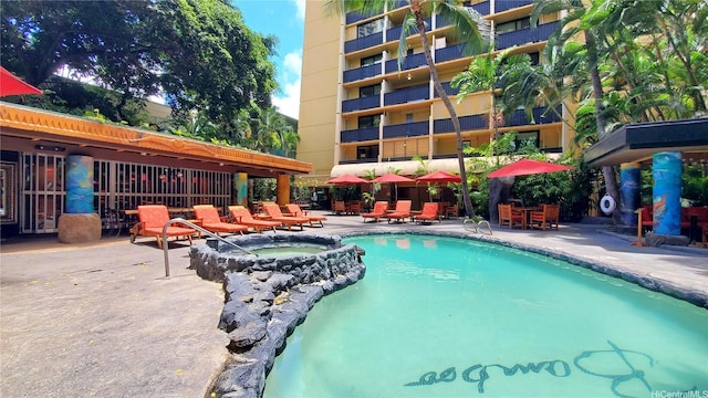 2425 Kuhio Ave Unit 603, Honolulu, HI 96815 - community pool with a patio and a community hot tub