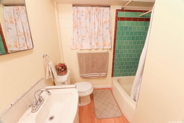 2626 Kuilei St Unit K, Honolulu, HI 96826 - bathroom with toilet, wood finished floors, a sink, and shower / bath combo with shower curtain