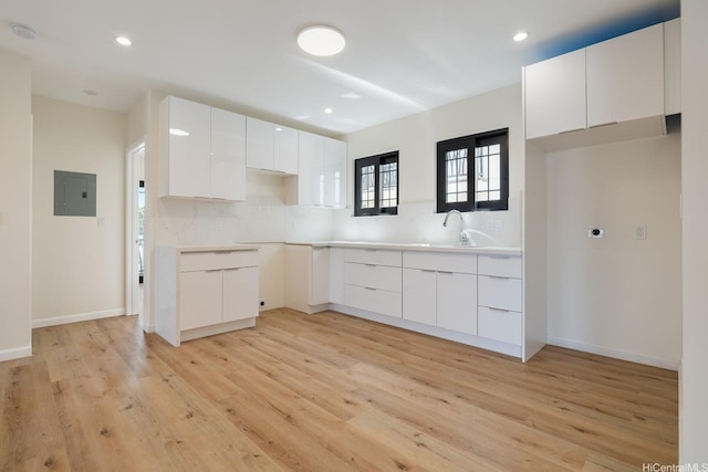 332 Iolani Ave, Honolulu, HI 96813 - kitchen featuring modern cabinets, tasteful backsplash, white cabinetry, light wood-style flooring, and recessed lighting