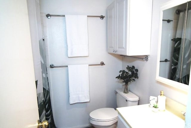 98-487 Kipaepae St Unit 116, Aiea, HI 96701 - full bathroom featuring toilet, vanity, and a shower with curtain